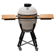 Witte OUTR Kamado Medium 50 met uitgeklapte zijtafels en trolley.