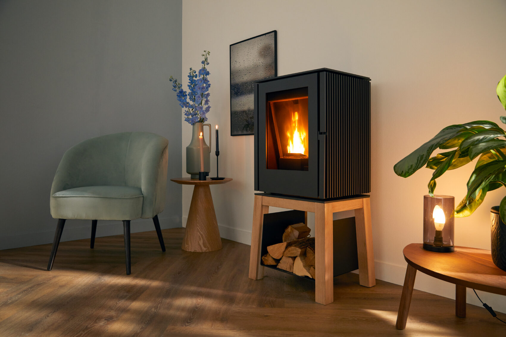 Trimline Woody Loft Pellet met houten onderstel en pelletvuur in een woonkamer