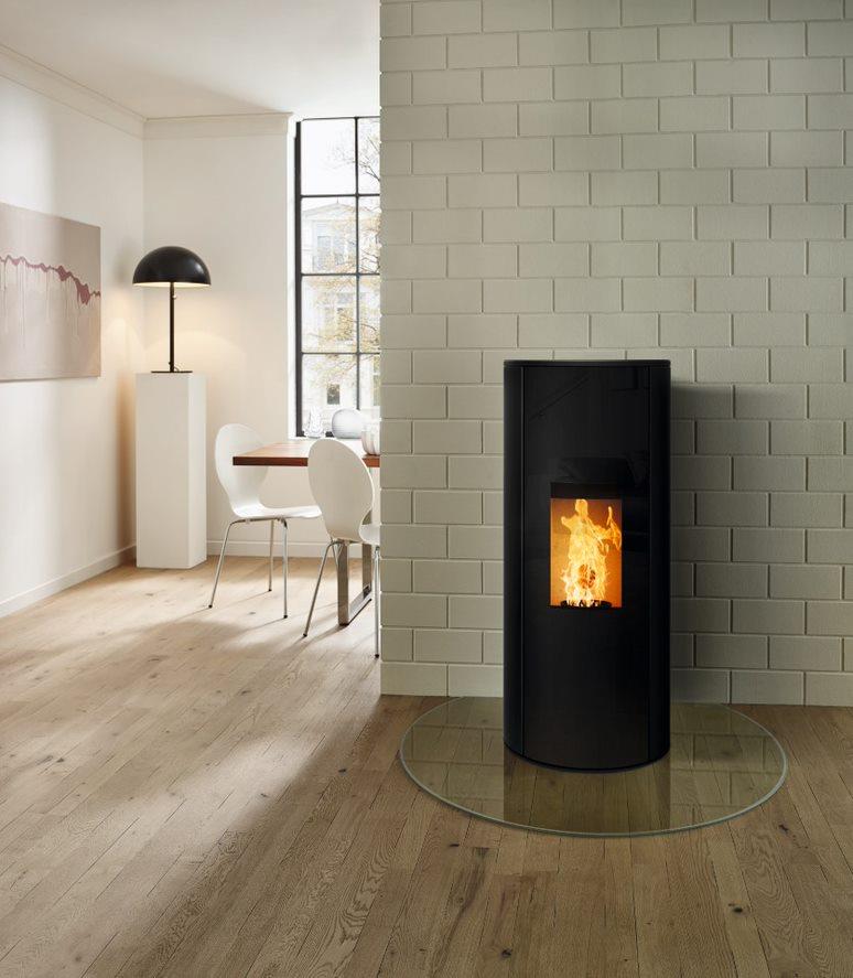 RIKA Corso ronde pelletkachel in modern interieur