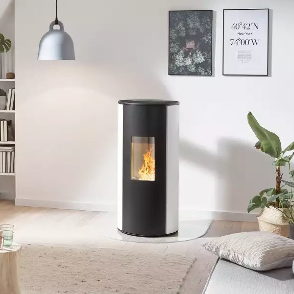RIKA Cosmo pelletkachel met witte zijbekleding in modern interieur