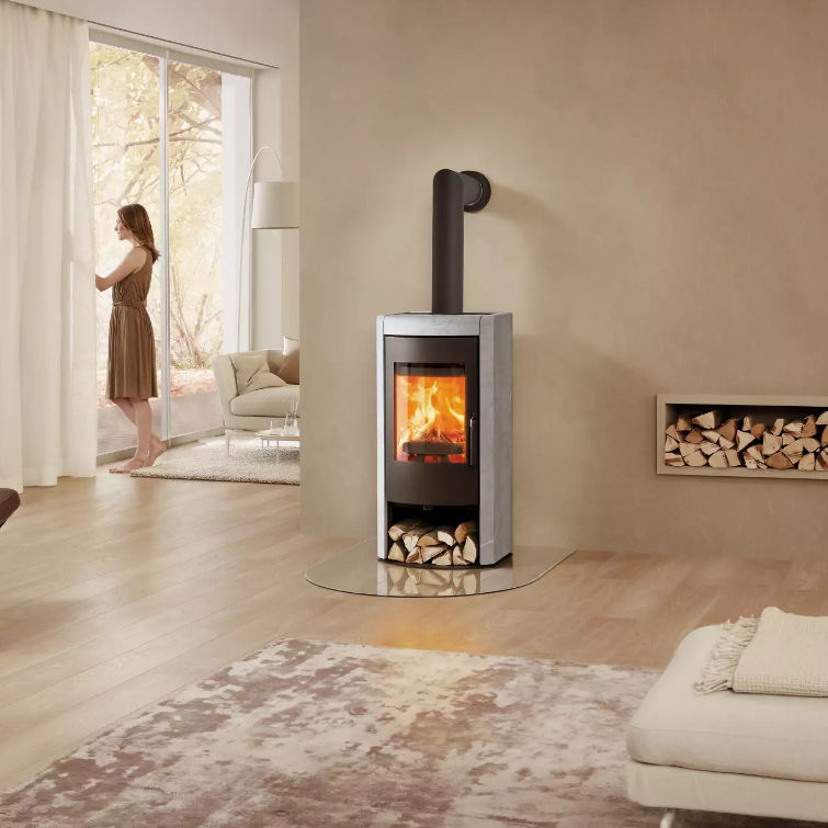 RIKA Alumo houtkachel met natuursteen in modern interieur