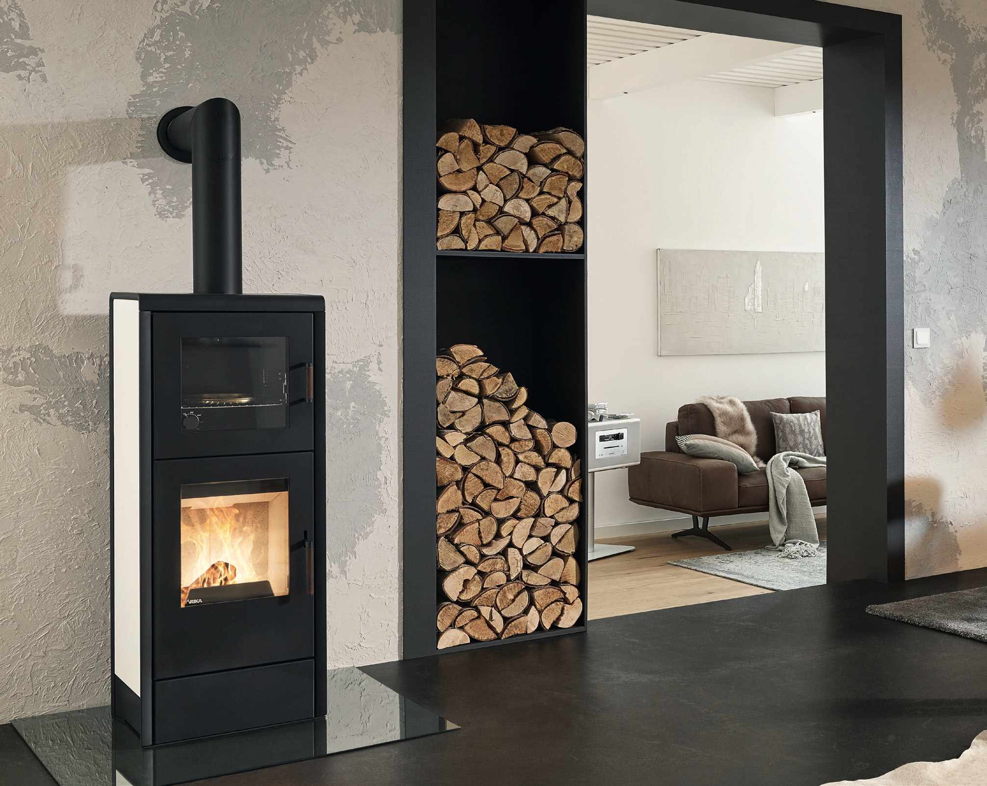 RIKA Back houtkachel met geïntegreerde bakoven in modern interieur