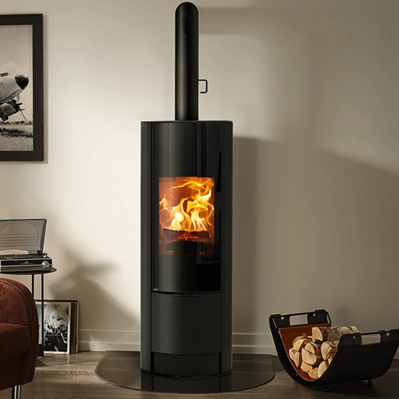 RIKA Swing ronde houtkachel in modern interieur met zichtbaar vuur
