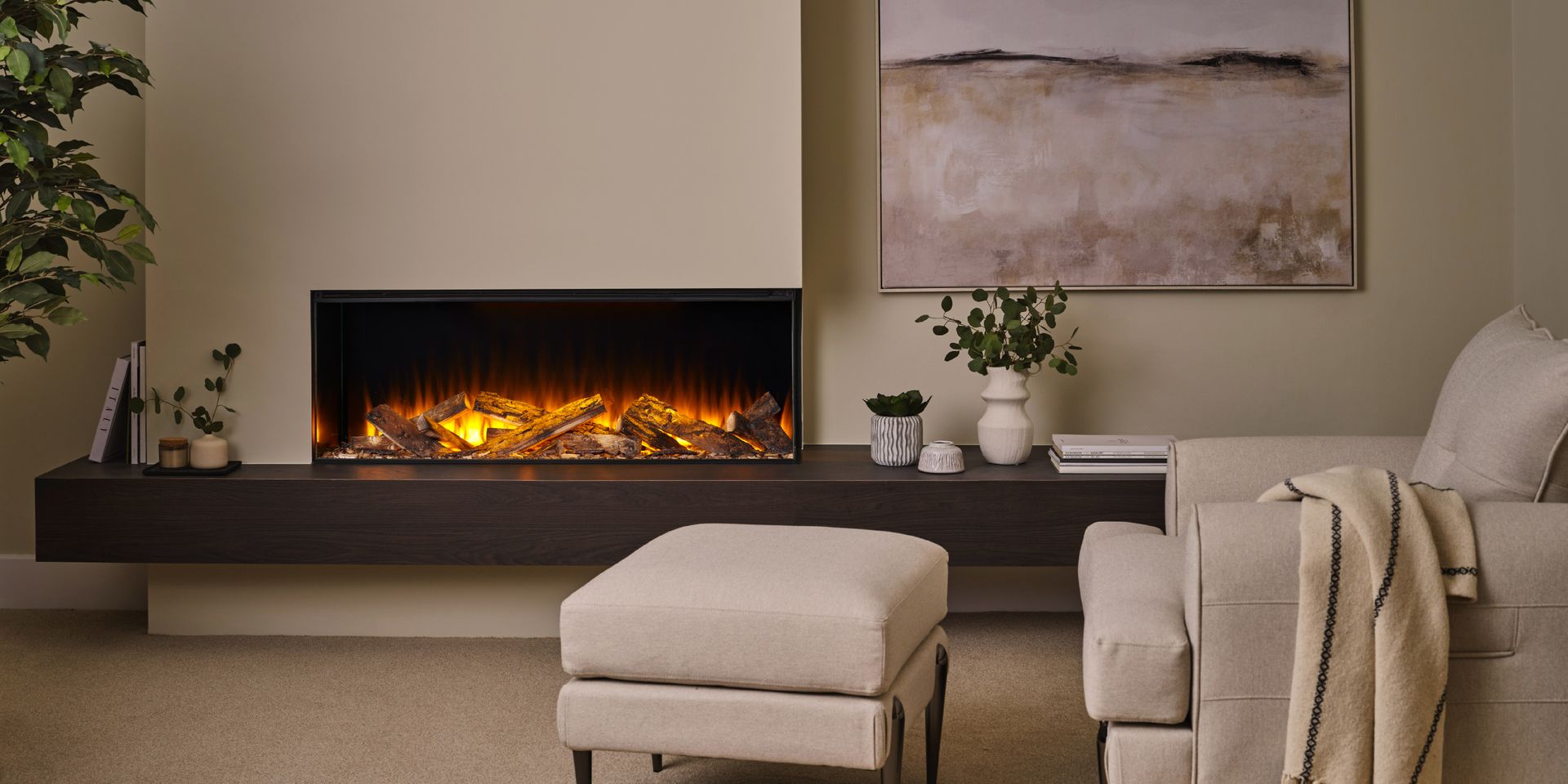 British Fires New Forest 1200 in een lage wandopstelling, met het vuur duidelijk in het zicht.