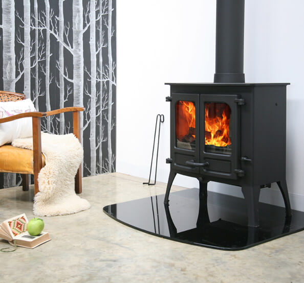 Charnwood Island II met hoge poten in een interieur; deze onderstelvariant wijkt af van het eerste modelbeeld van RK5630