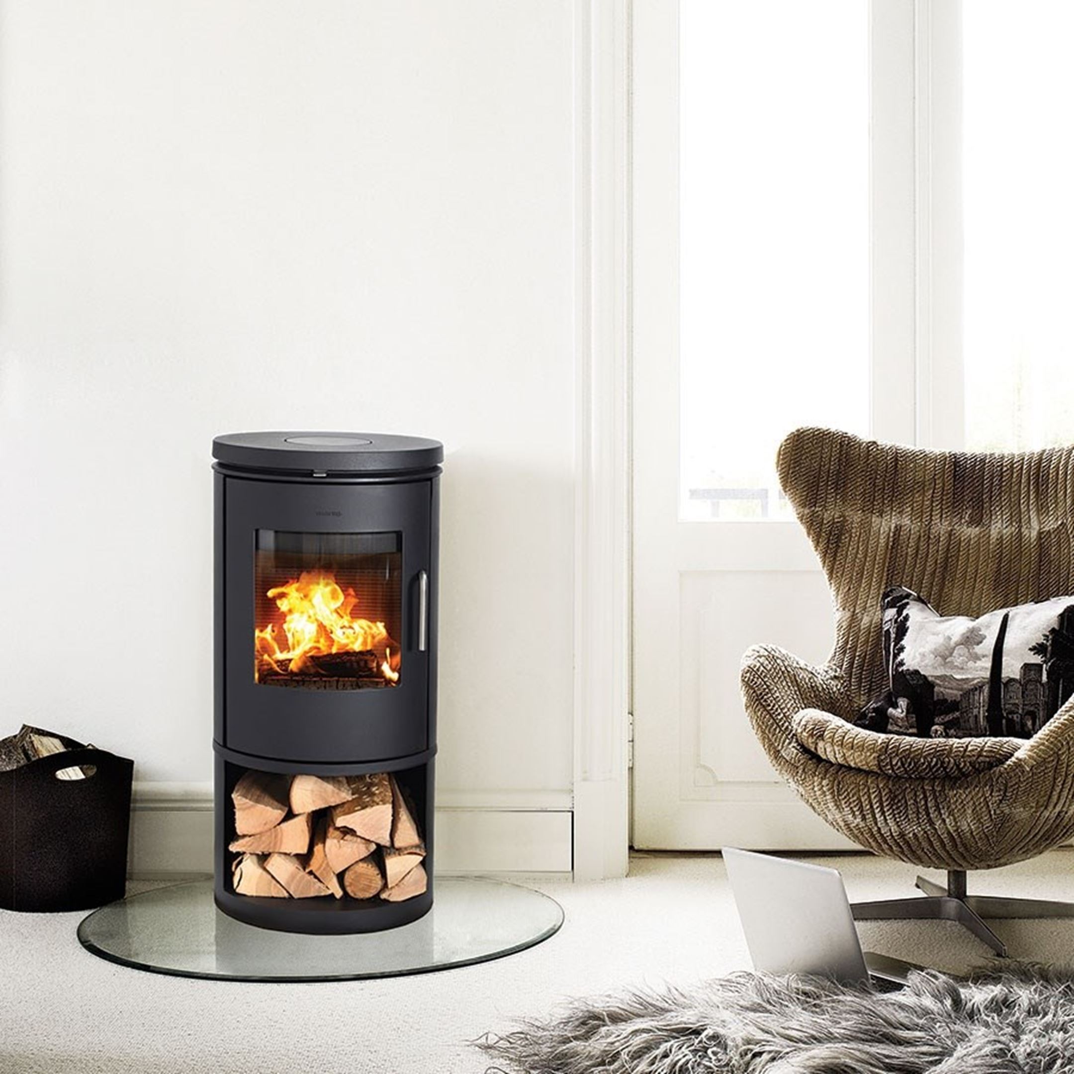 Morsø 6143 met open houtvak bij fauteuil