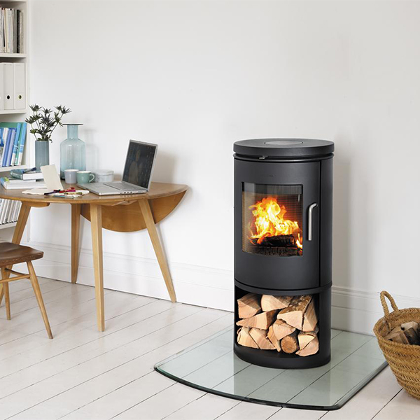Morsø 6143 met open houtvak naast houten bureau