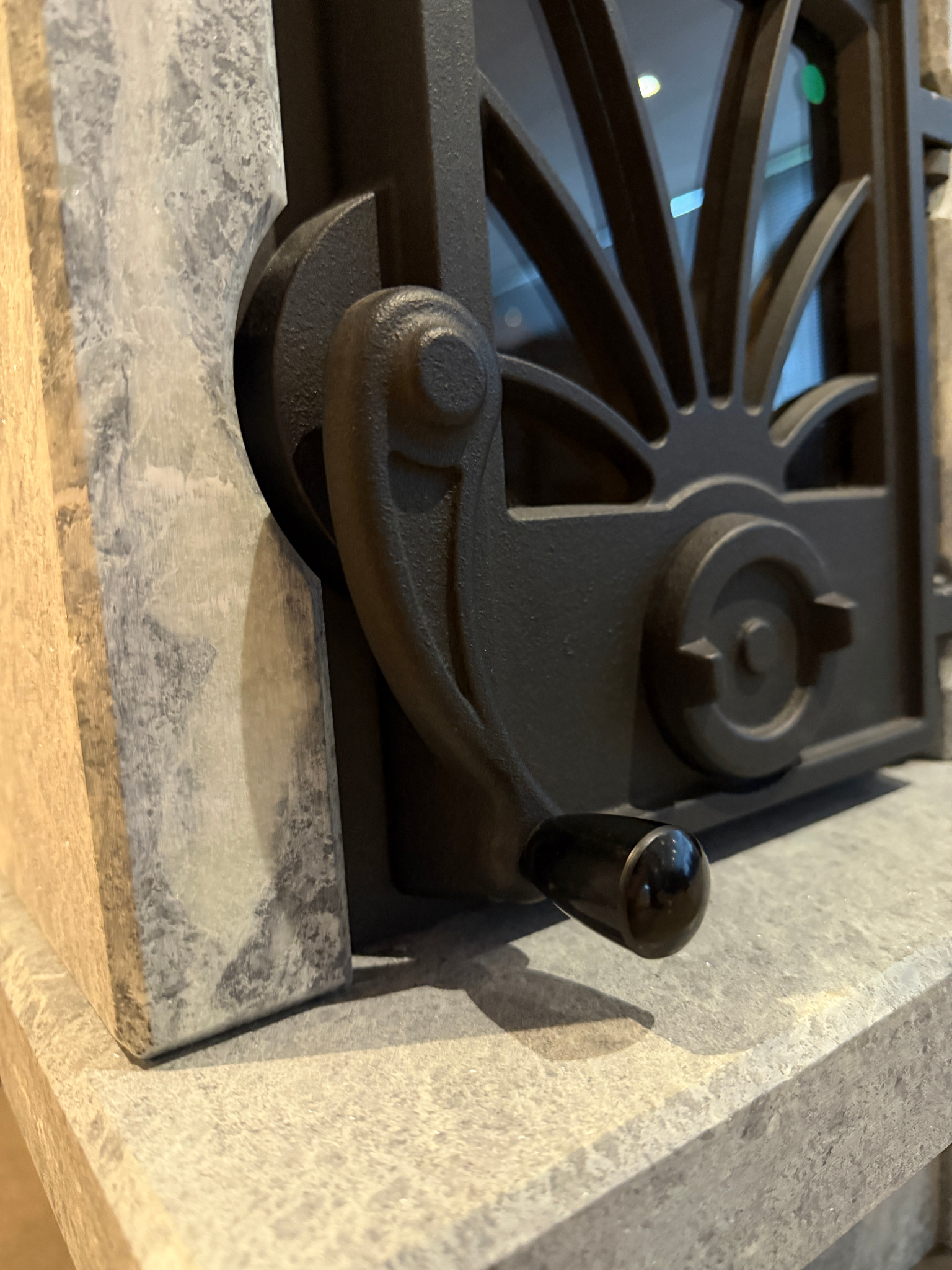 Detail van de gietijzeren deur, het glas en de handgreep van de Otta 102, KAT001226.