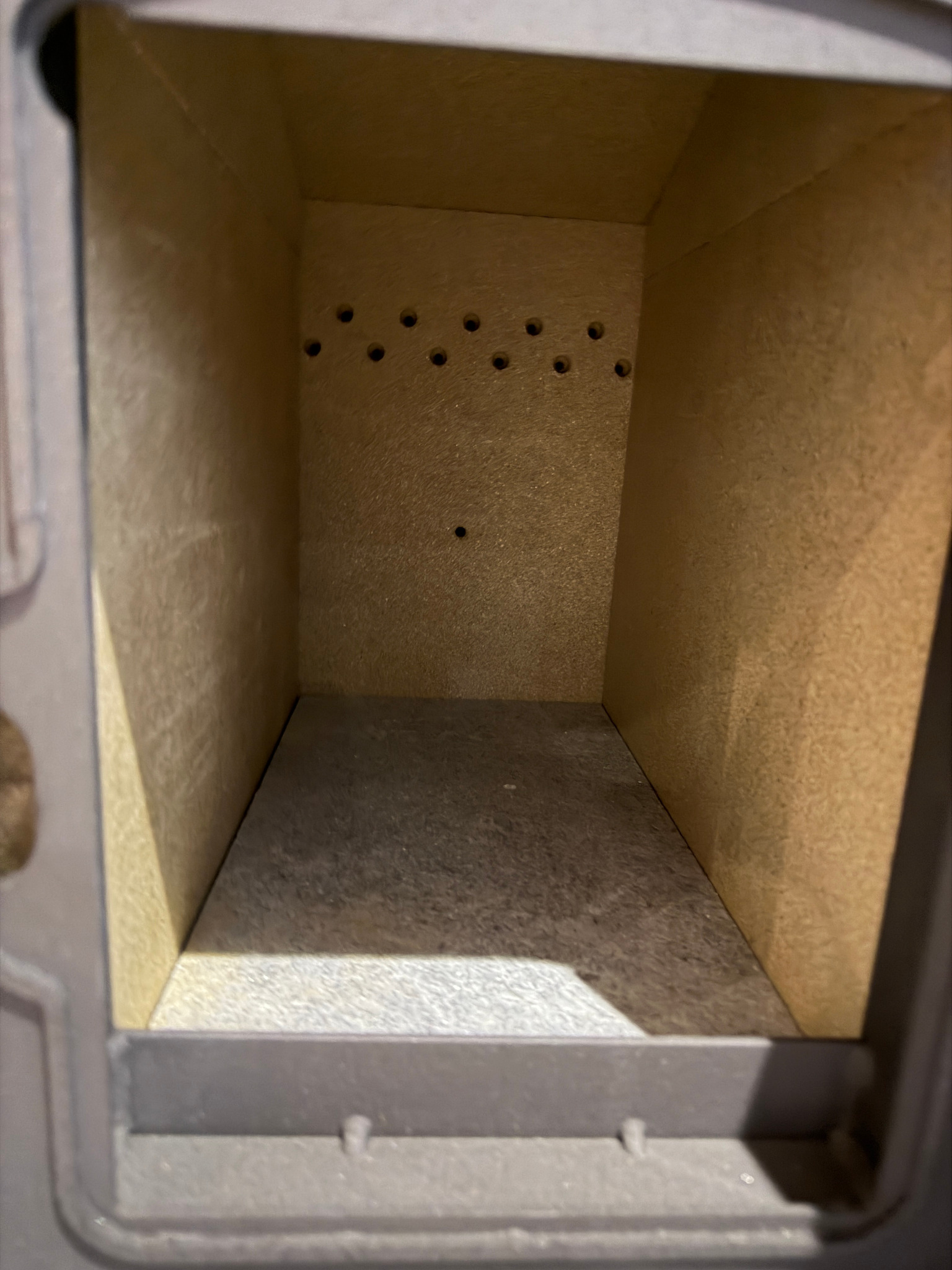 Binnenzijde van de niet-gebrande vuurkamer van het Otta 102 showroommodel, KAT001226.