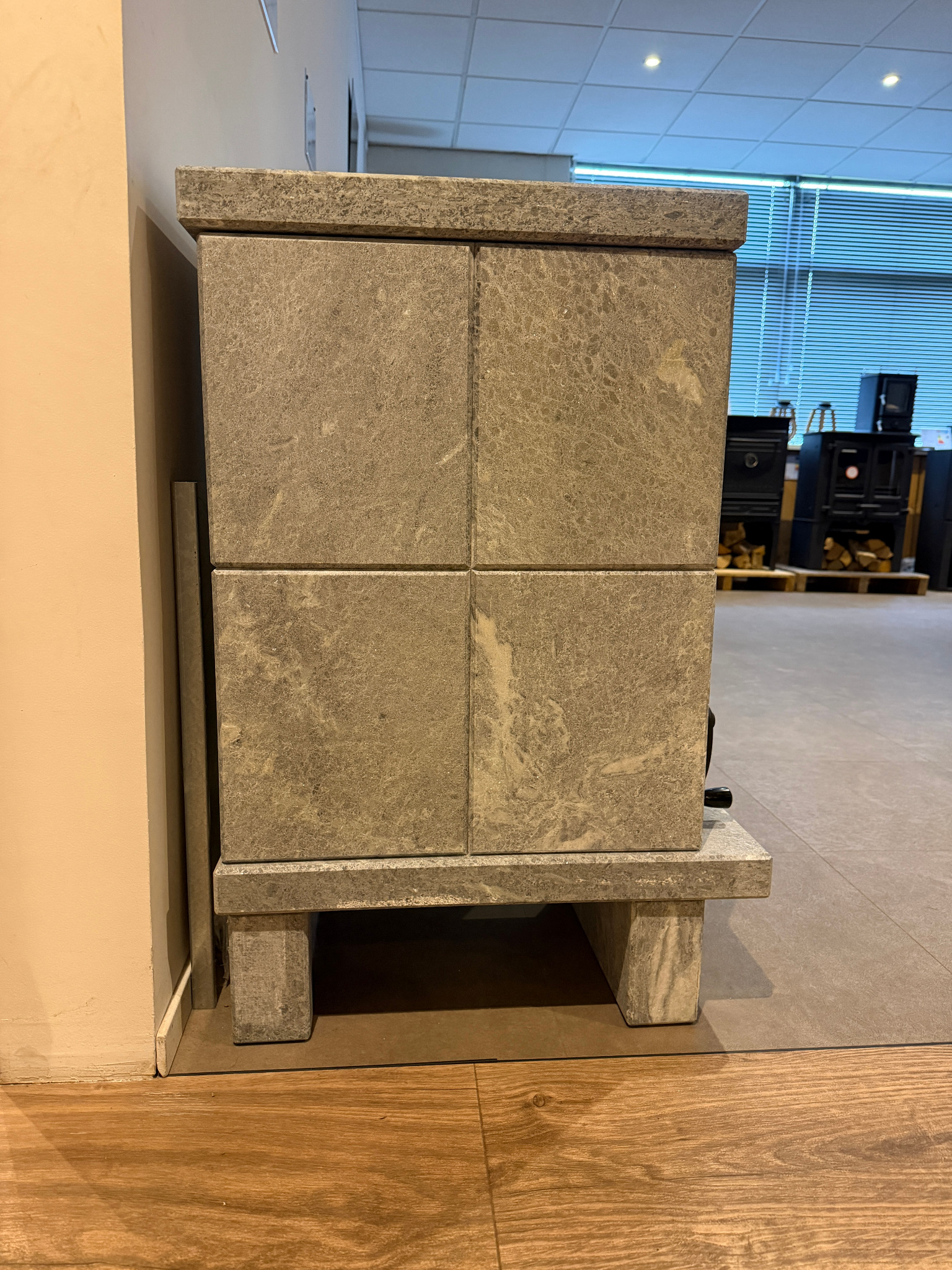 Zijaanzicht van de spekstenen ombouw van de Norsk Kleber Otta 102, KAT001226.