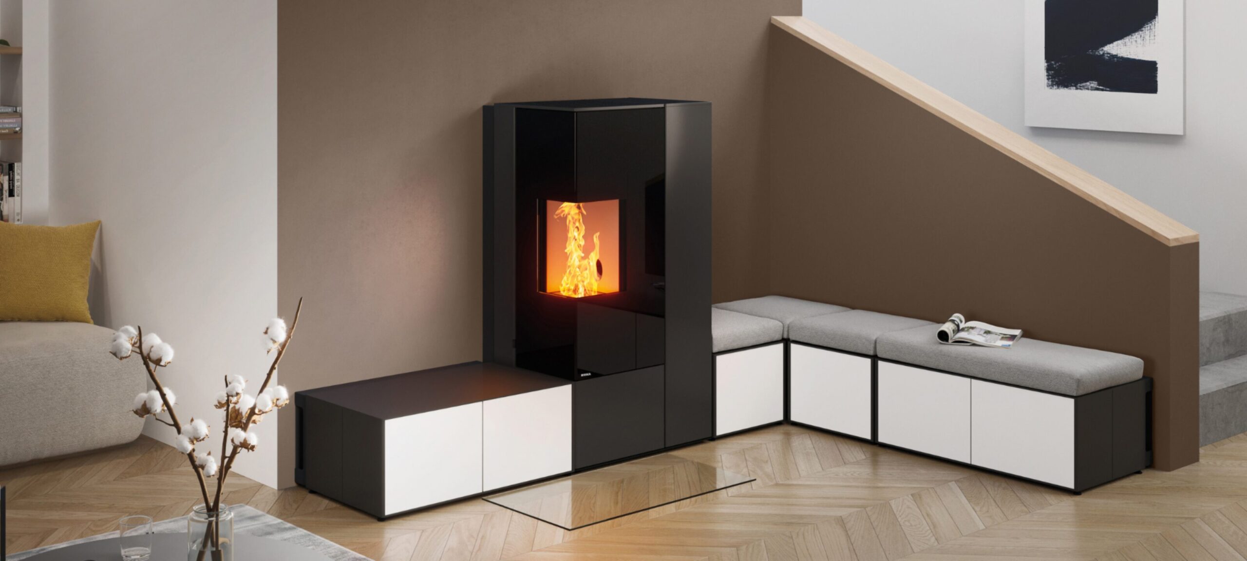 RIKA Connect Pellet Edge in een licht interieur met visgraatvloer, witte aanbouwelementen en geïntegreerde zitmodules
