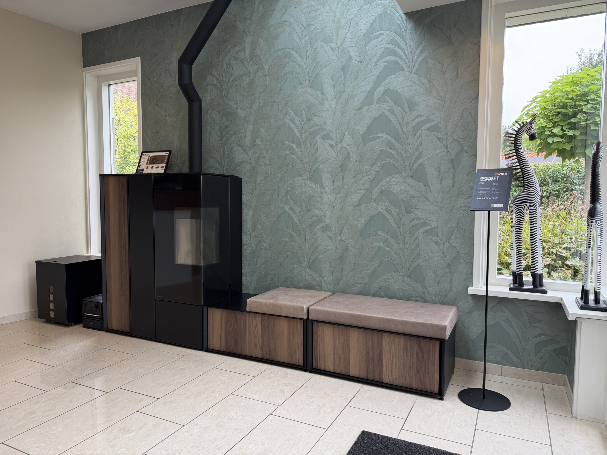 Complete RIKA Connect Pellet Edge showroomopstelling met hoekglas en zitmodules bij Krul Alltech