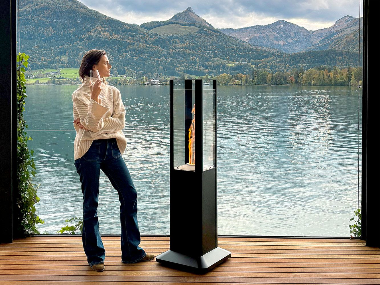 RIKA Terra pellet terrasverwarmer op houten terras aan het water