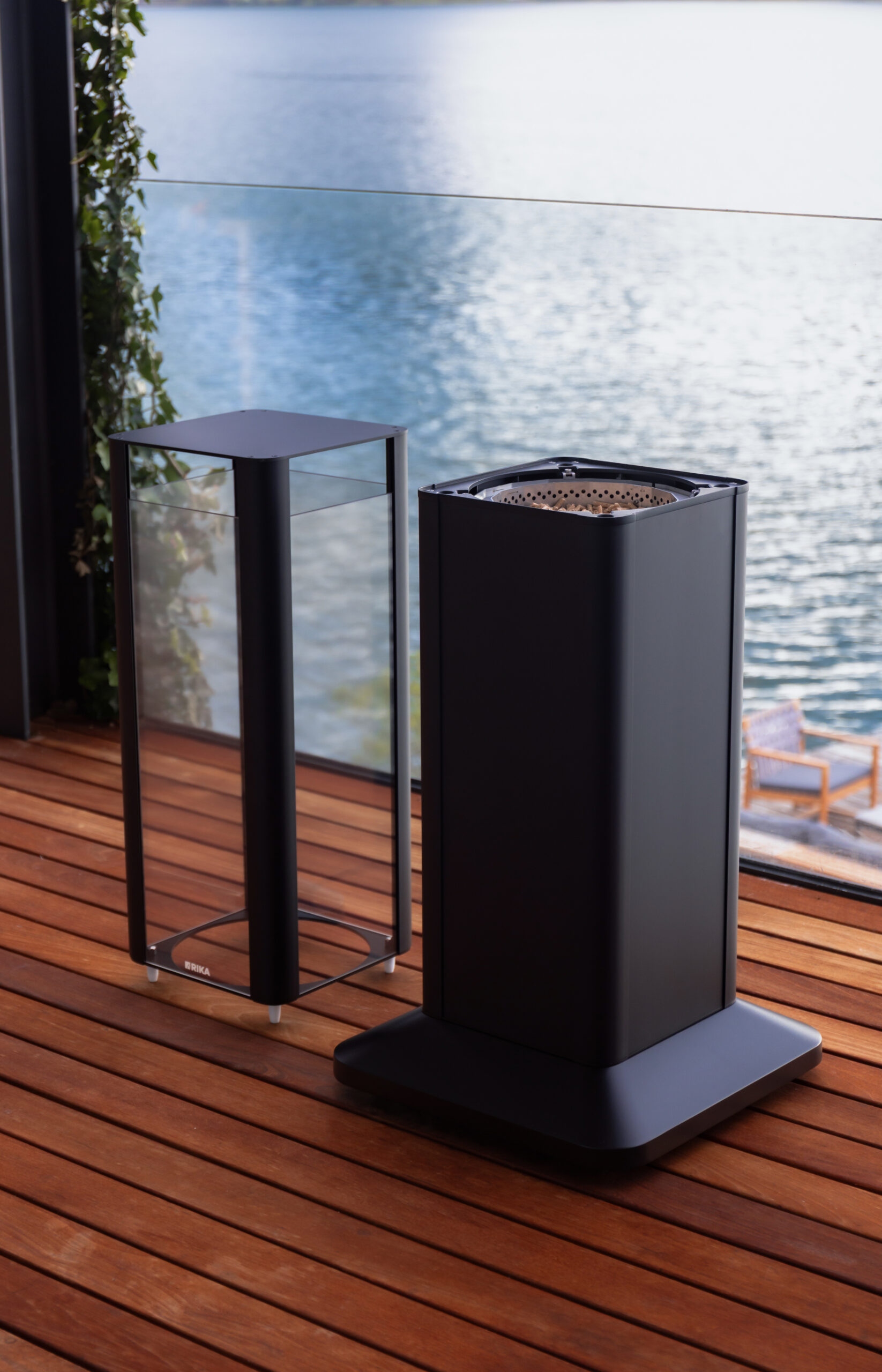 RIKA Terra pellet terrasverwarmer met verwijderde glaskap en zicht op pelletreservoir