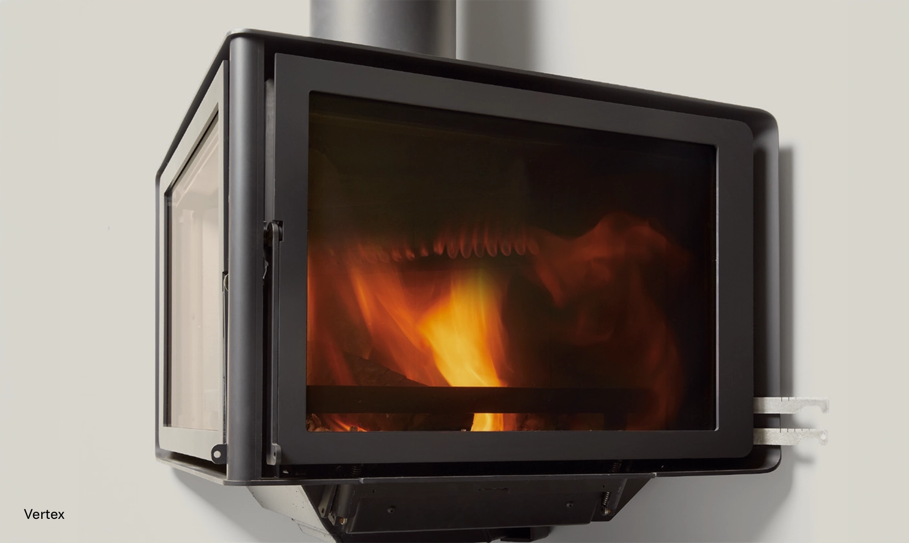 Detail van de dubbele glasdeur en het houtvuur van de Rocal Vertex, modelafbeelding
