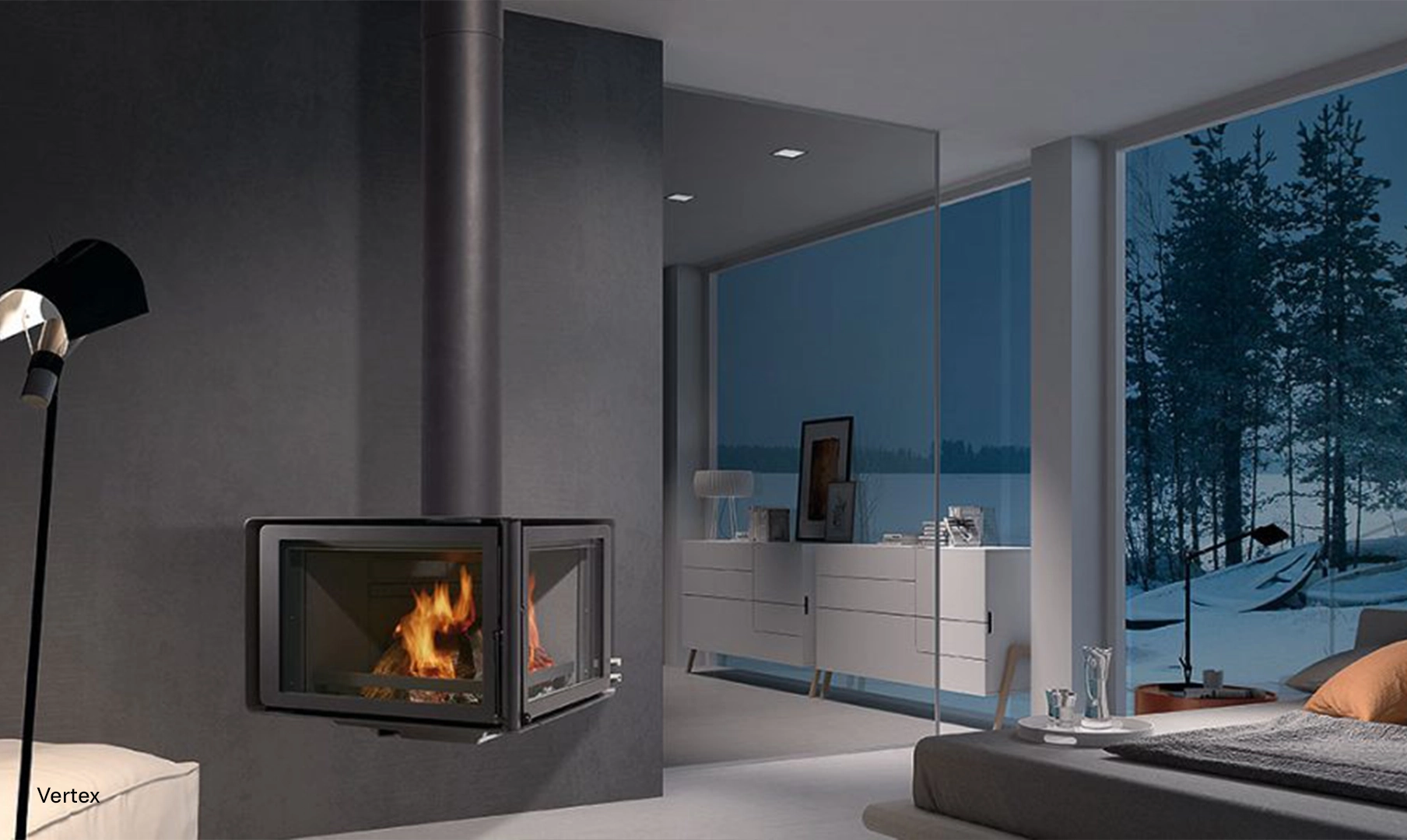 Rocal Vertex houthaard met tweezijdig vuurzicht in een interieur bij avond, modelafbeelding