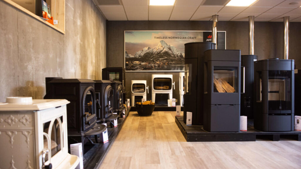 Houtkachels in verschillende uitvoeringen in de showroom van Krul Alltech in Benningbroek