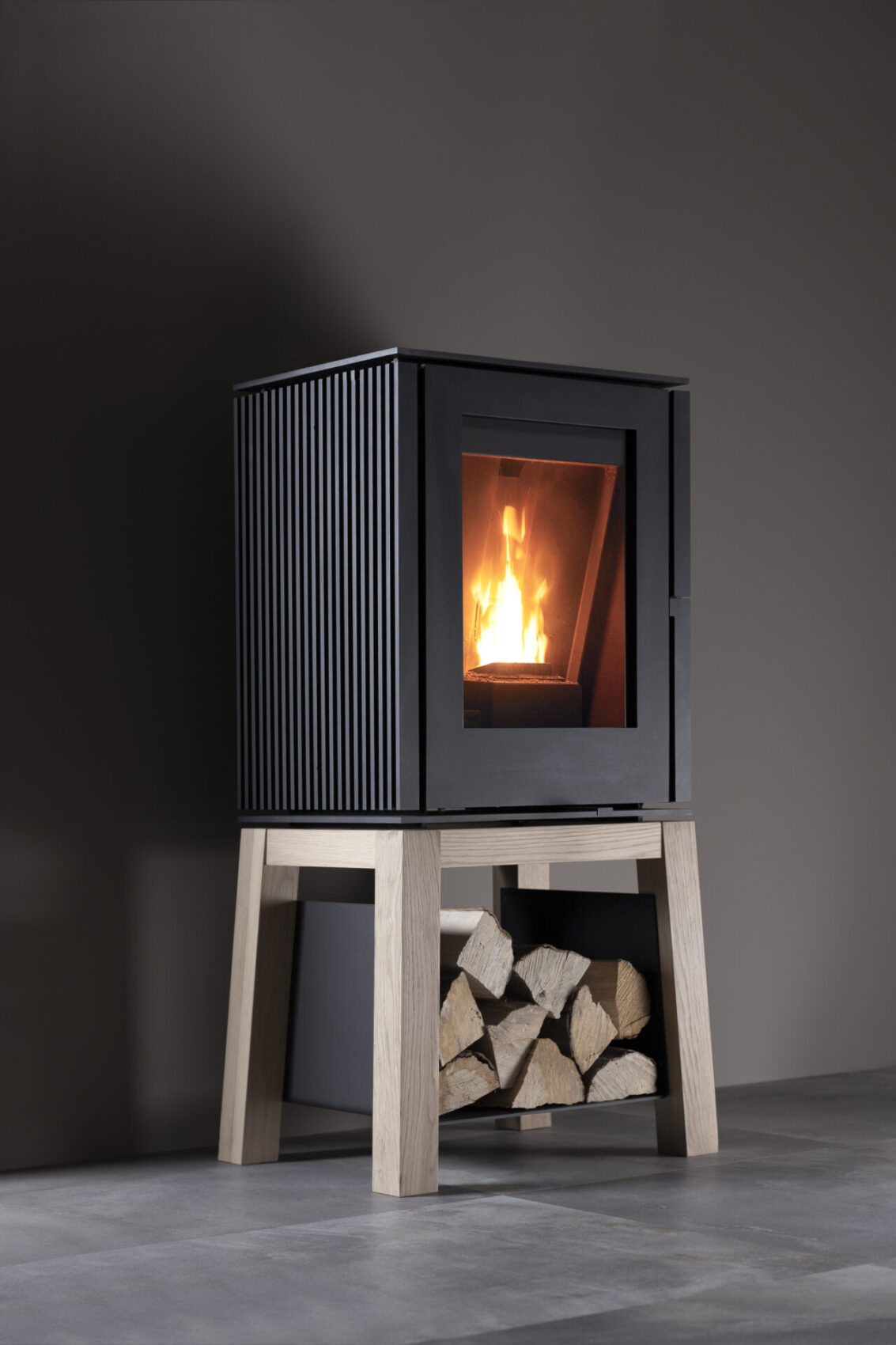 Trimline Woody Loft Pellet pelletkachel met eikenhouten onderstel