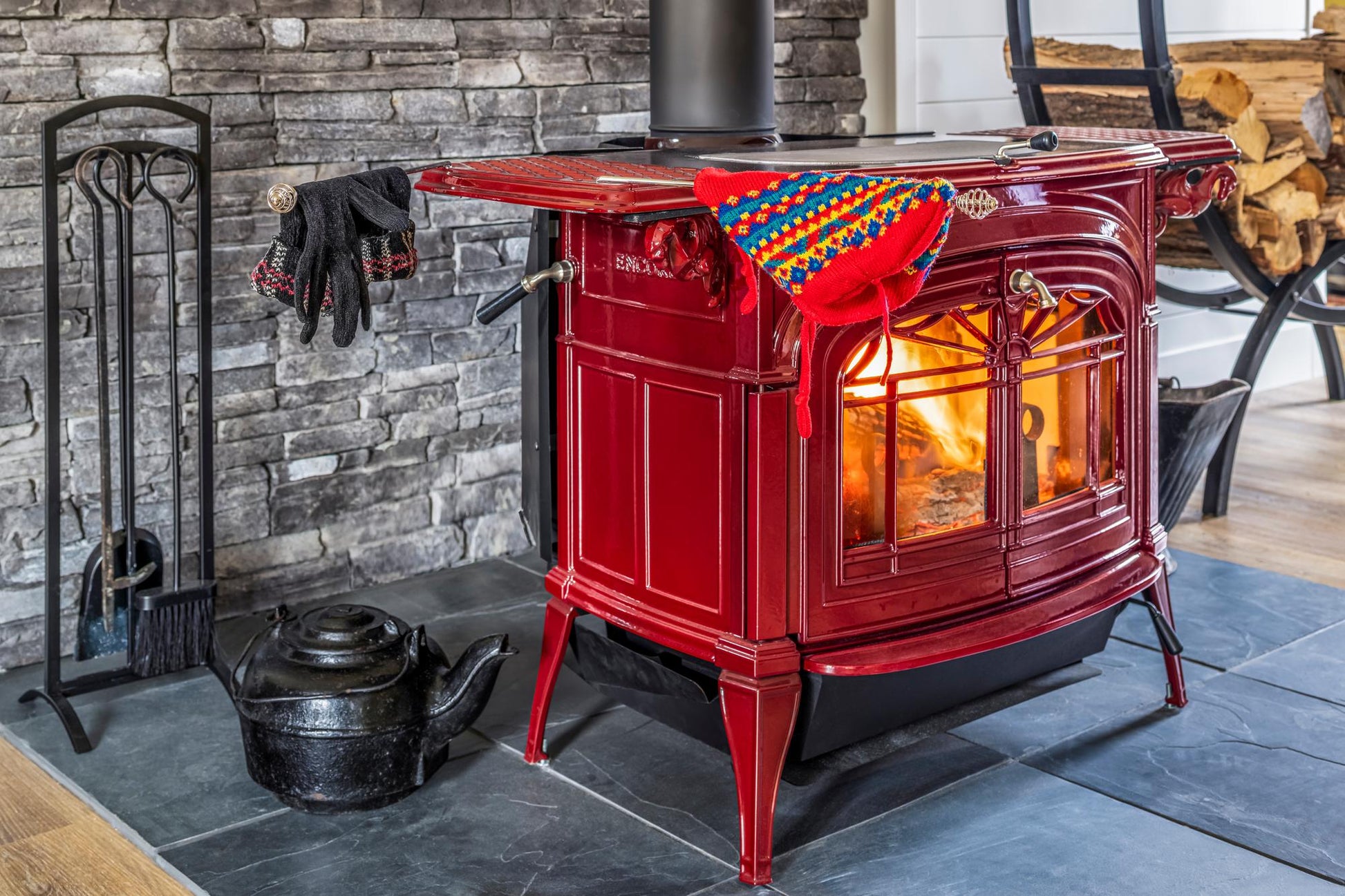 Vermont Castings Encore in bordeaux met optionele warmhoudplanken; sfeerbeeld, accessoires niet inbegrepen