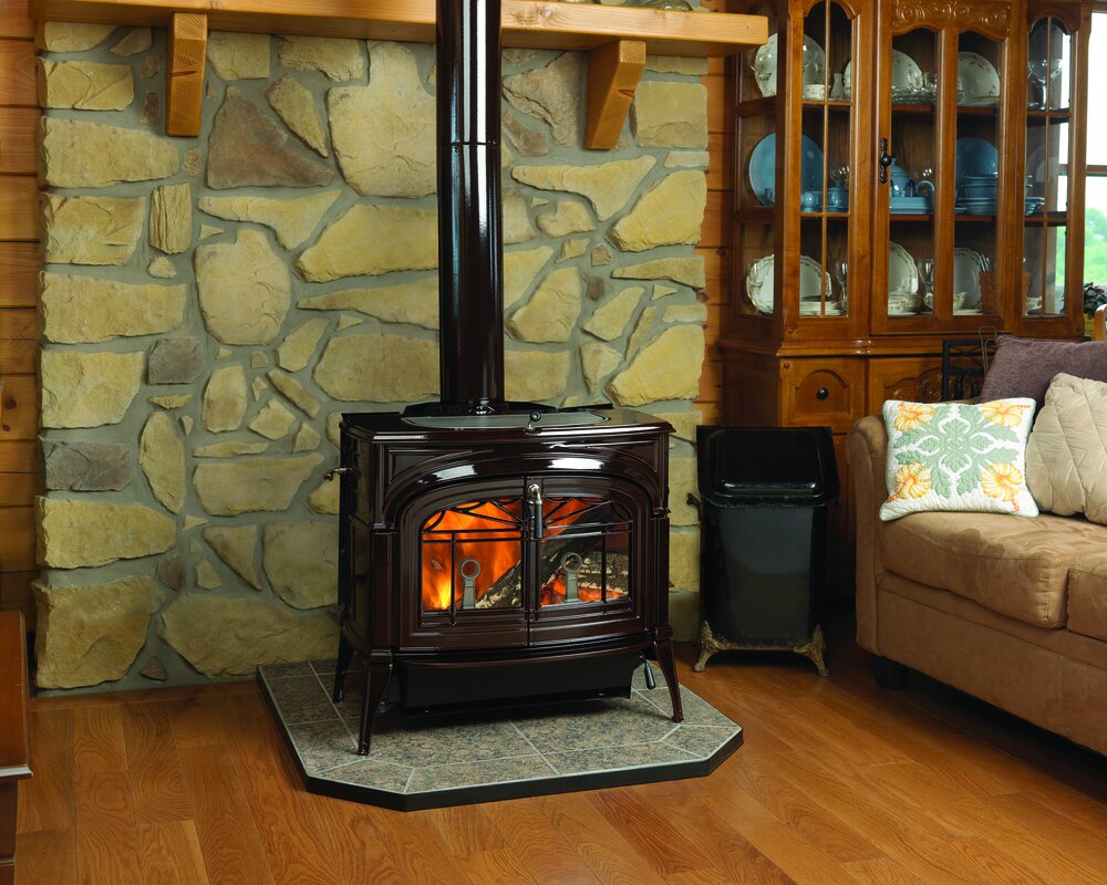 Vermont Castings Encore in een woonkamer met stenen wand; sfeerbeeld van de leverancier, niet outlet-exemplaar RK5899