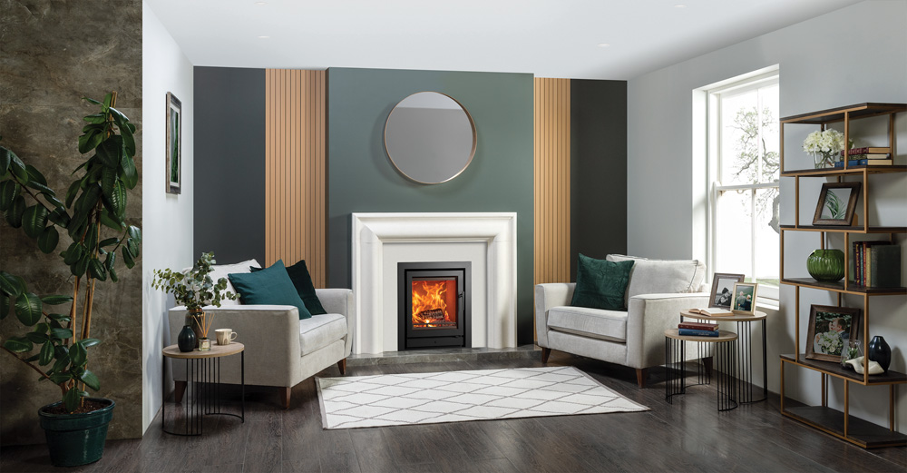 Riva2 55 Ecodesign haard met Profil 3-zijdig frame. Ook afgebeeld, Stovax Grafton kalkstenen schoorsteenmantel.